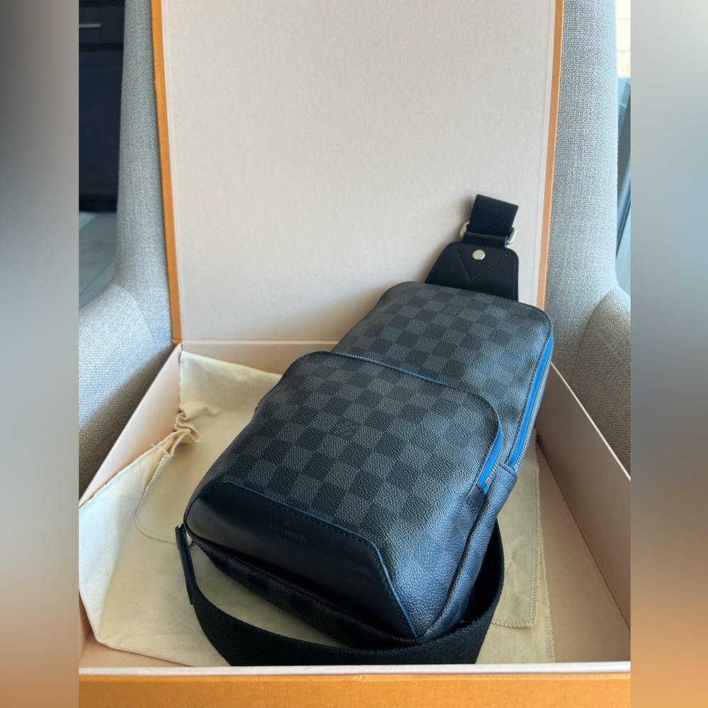❌❌SOLD❌❌

Louis Vuitton DAMIER Graphite Avenue Sling Bag (Unisex)